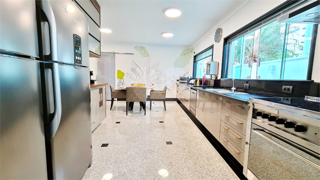  SOBRADO COM  400M² ,  3 SUITES , 5 Vagas com agradável área de lazer. 