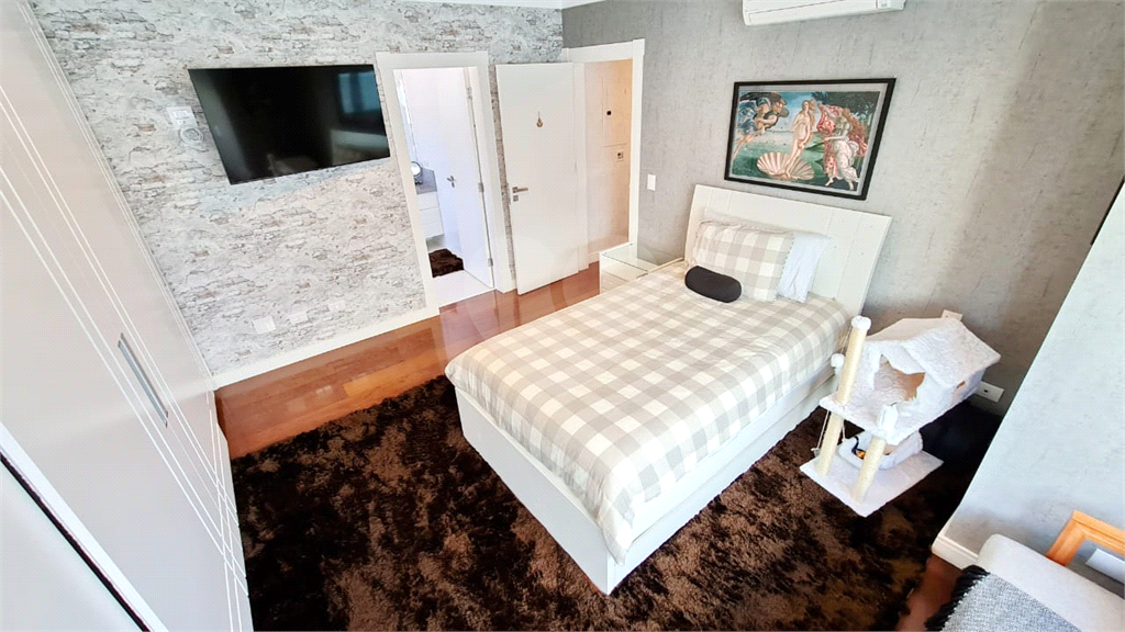  SOBRADO COM  400M² ,  3 SUITES , 5 Vagas com agradável área de lazer. 