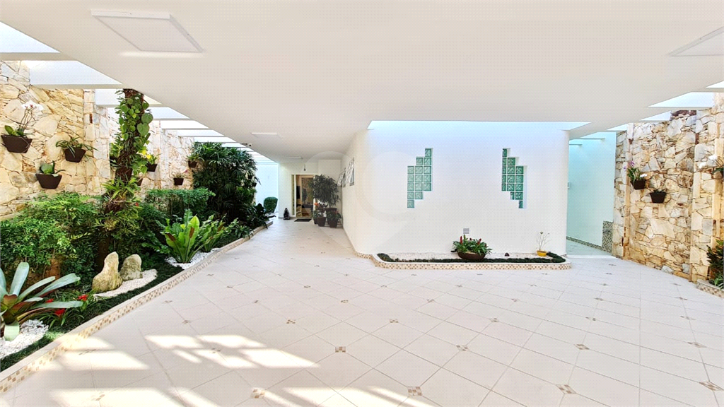  SOBRADO COM  400M² ,  3 SUITES , 5 Vagas com agradável área de lazer. 