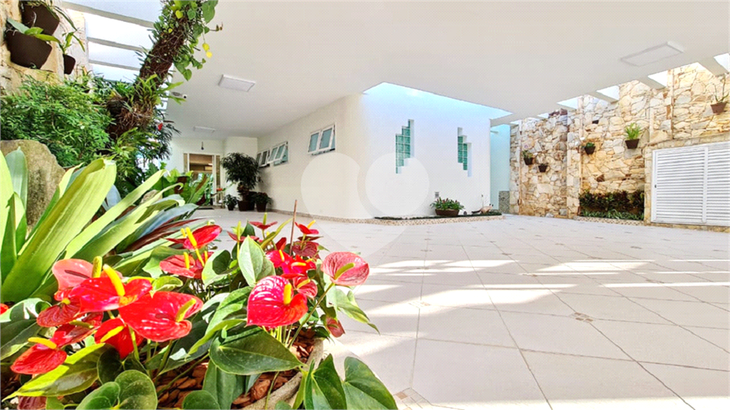  SOBRADO COM  400M² ,  3 SUITES , 5 Vagas com agradável área de lazer. 