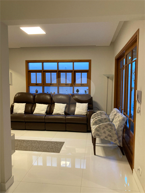 Charmosa casa de vila, ecossustentável, em Santana