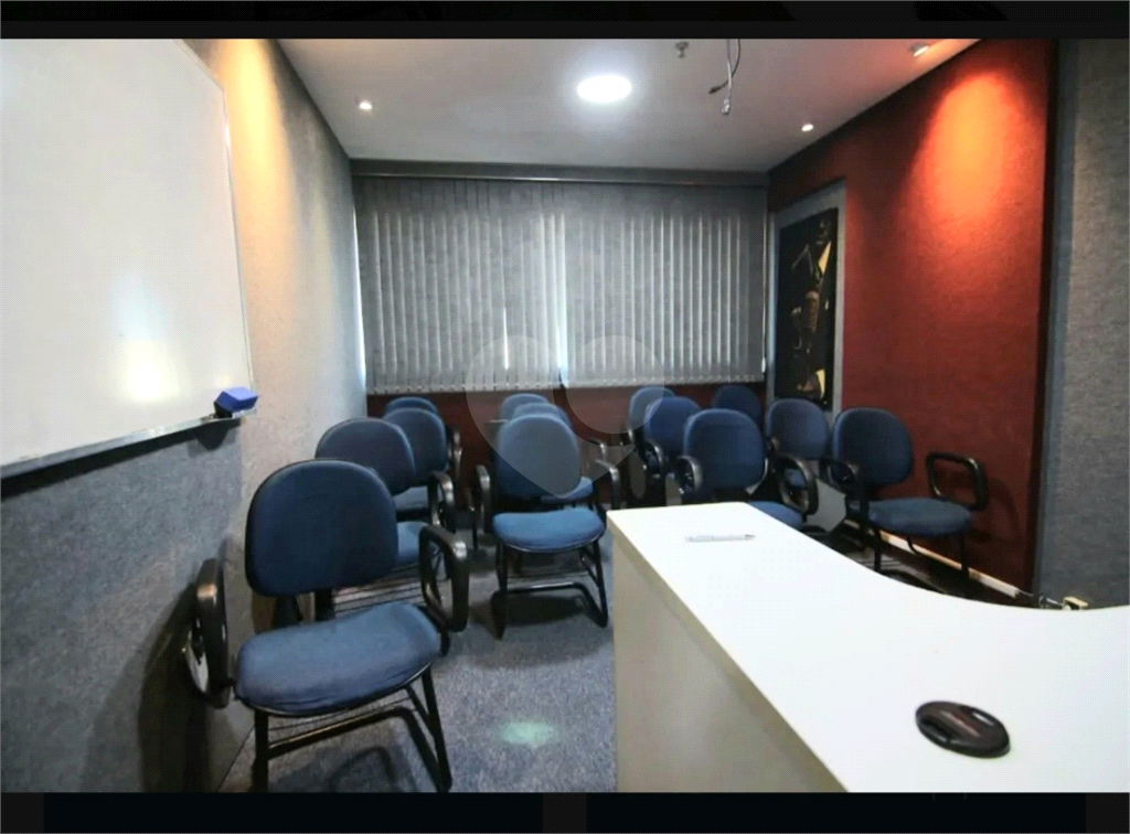 Sala comercial  ao lado do metrô Praça da Árvore