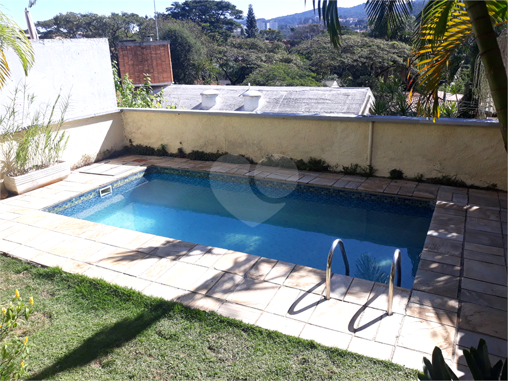 SOBRADO MARAVILHOSO NAS PALMAS DO TREMEMBÉ COM 3 SUITES COM ARMÁRIOS EMBUTIDOS, PISCINA, LAREIRA 