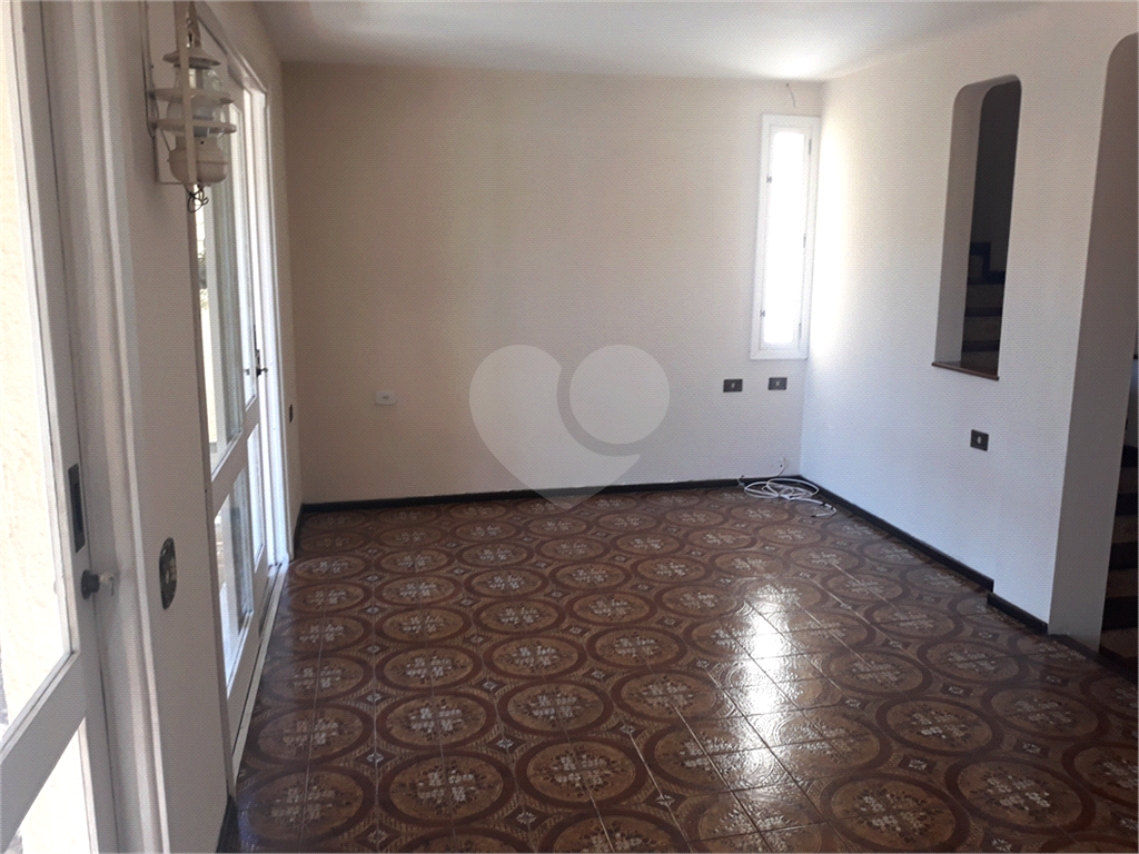 SOBRADO MARAVILHOSO NAS PALMAS DO TREMEMBÉ COM 3 SUITES COM ARMÁRIOS EMBUTIDOS, PISCINA, LAREIRA 