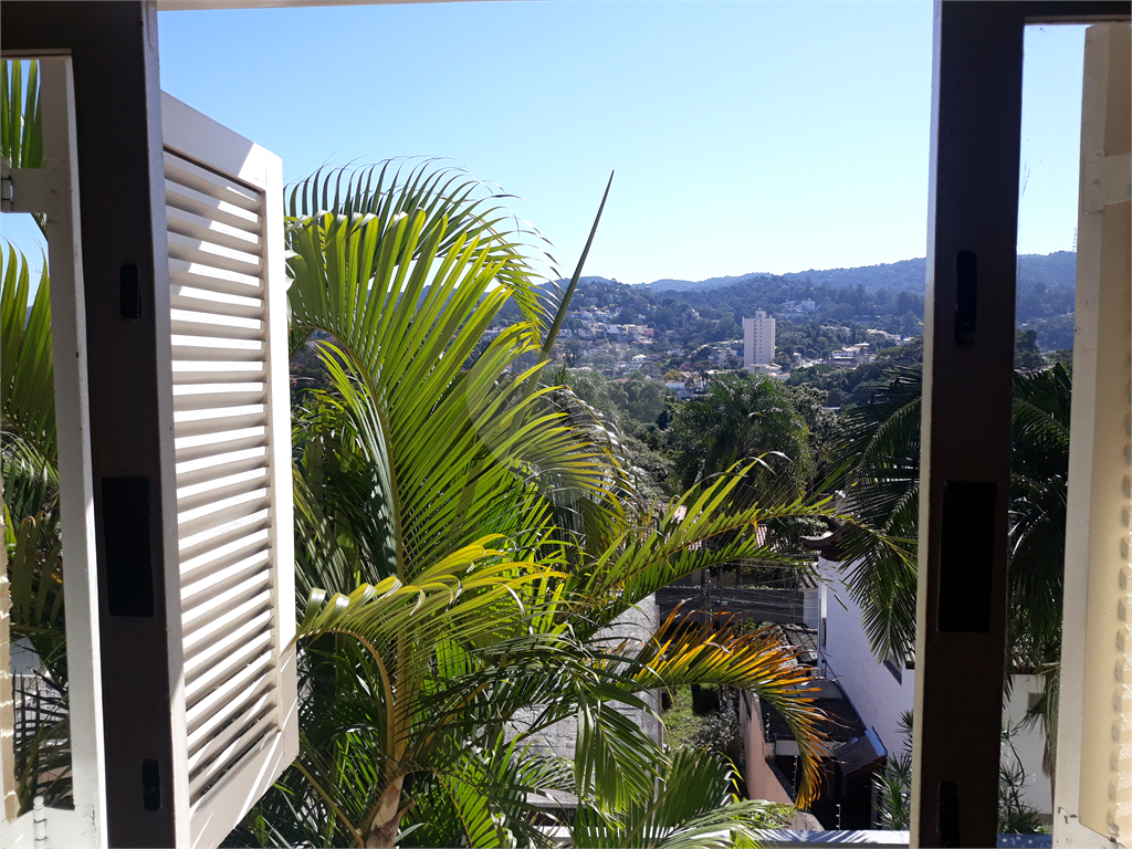 SOBRADO MARAVILHOSO NAS PALMAS DO TREMEMBÉ COM 3 SUITES COM ARMÁRIOS EMBUTIDOS, PISCINA, LAREIRA 