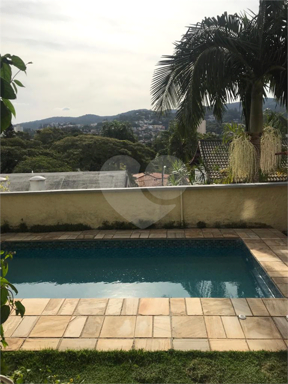 SOBRADO MARAVILHOSO NAS PALMAS DO TREMEMBÉ COM 3 SUITES COM ARMÁRIOS EMBUTIDOS, PISCINA, LAREIRA 
