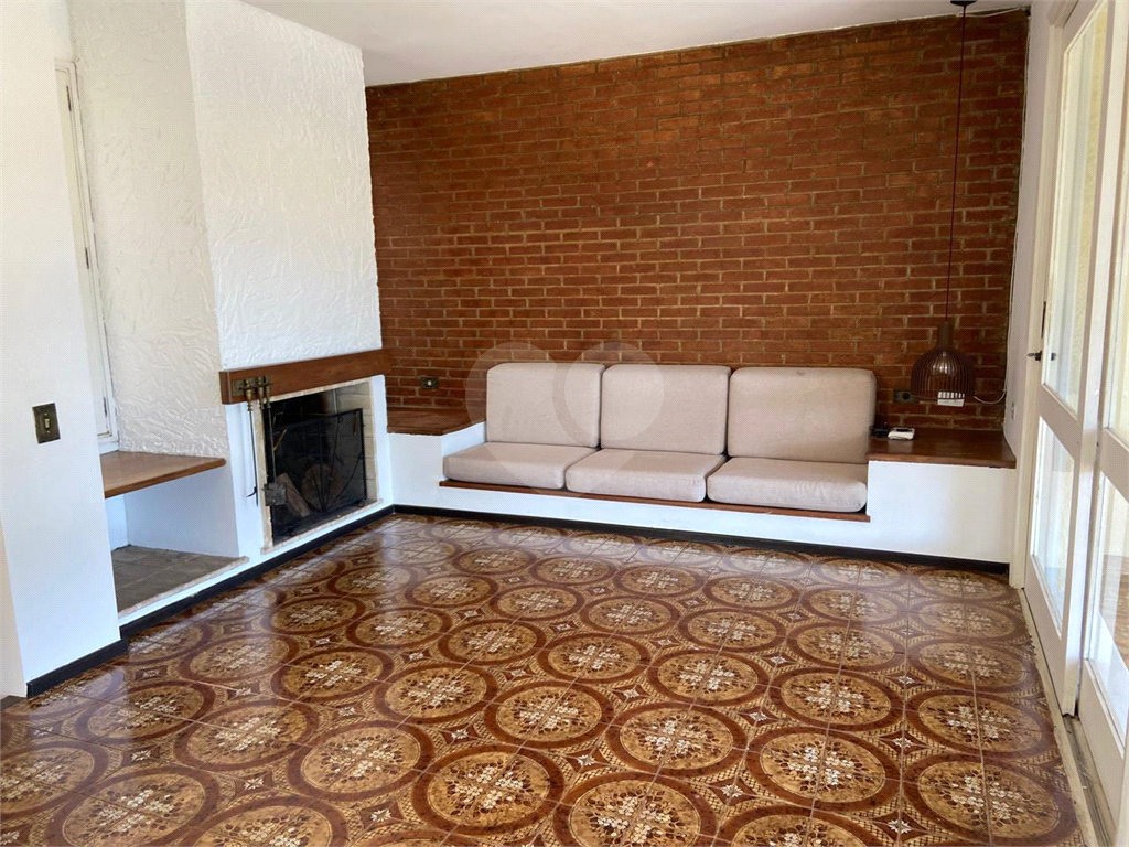 SOBRADO MARAVILHOSO NAS PALMAS DO TREMEMBÉ COM 3 SUITES COM ARMÁRIOS EMBUTIDOS, PISCINA, LAREIRA 