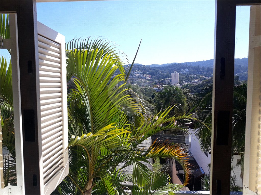SOBRADO MARAVILHOSO NAS PALMAS DO TREMEMBÉ COM 3 SUITES COM ARMÁRIOS EMBUTIDOS, PISCINA, LAREIRA 