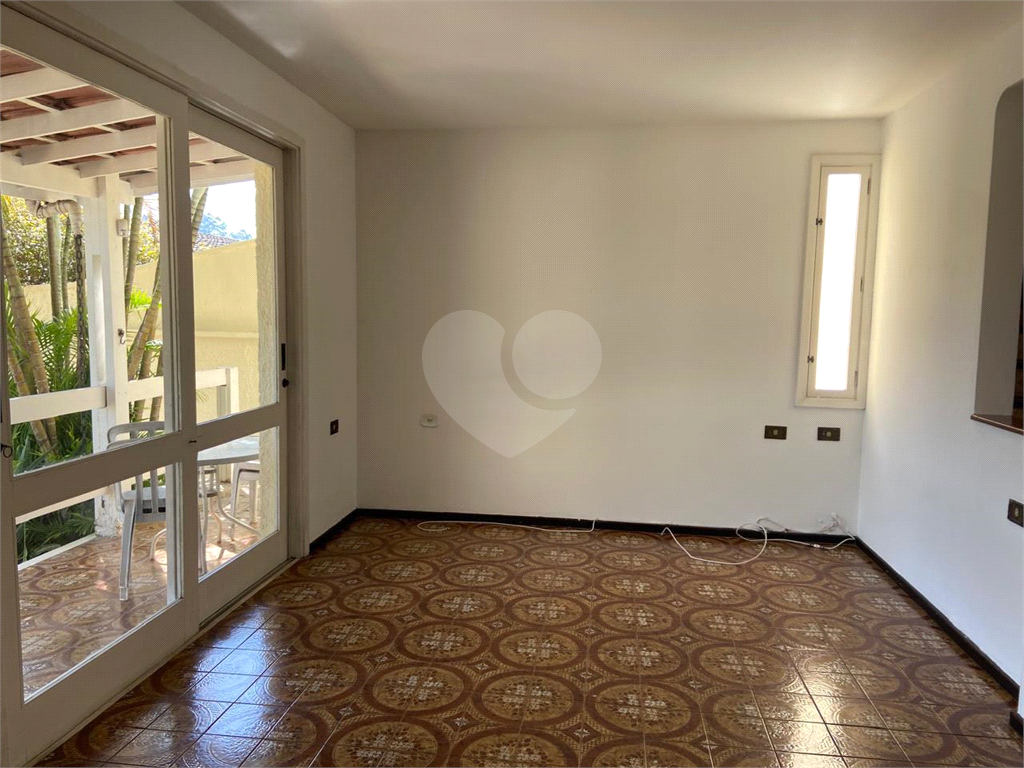 SOBRADO MARAVILHOSO NAS PALMAS DO TREMEMBÉ COM 3 SUITES COM ARMÁRIOS EMBUTIDOS, PISCINA, LAREIRA 
