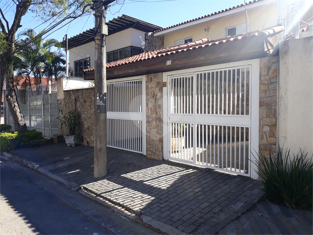 SOBRADO MARAVILHOSO NAS PALMAS DO TREMEMBÉ COM 3 SUITES COM ARMÁRIOS EMBUTIDOS, PISCINA, LAREIRA 