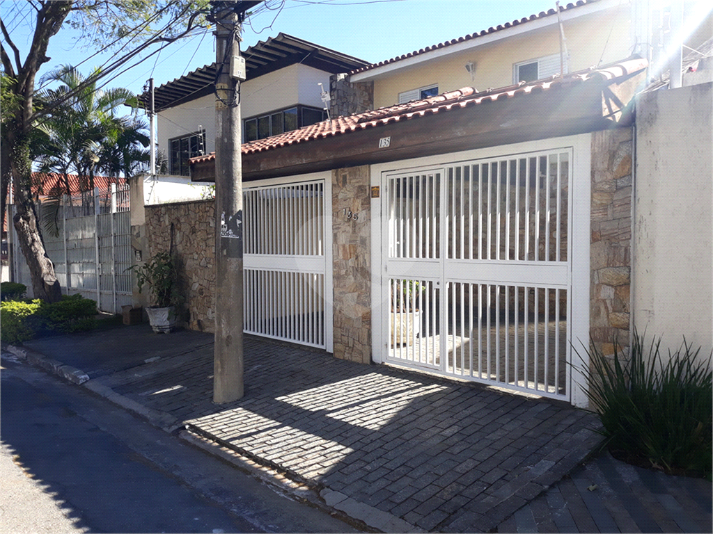 SOBRADO MARAVILHOSO NAS PALMAS DO TREMEMBÉ COM 3 SUITES COM ARMÁRIOS EMBUTIDOS, PISCINA, LAREIRA 