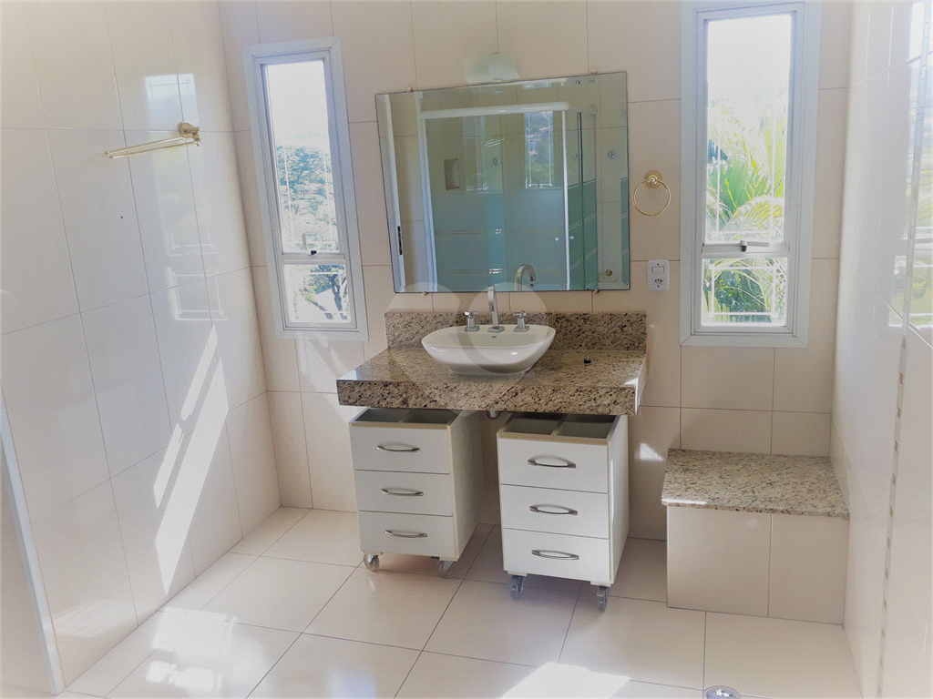 SOBRADO MARAVILHOSO NAS PALMAS DO TREMEMBÉ COM 3 SUITES COM ARMÁRIOS EMBUTIDOS, PISCINA, LAREIRA 
