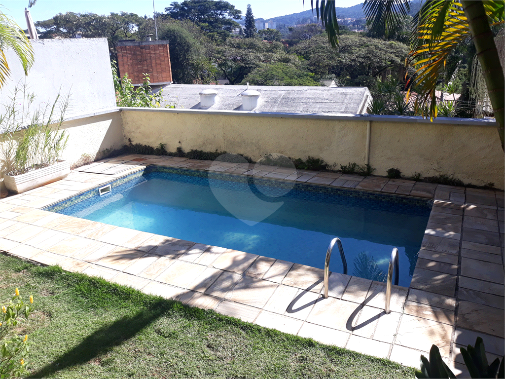 SOBRADO MARAVILHOSO NAS PALMAS DO TREMEMBÉ COM 3 SUITES COM ARMÁRIOS EMBUTIDOS, PISCINA, LAREIRA 
