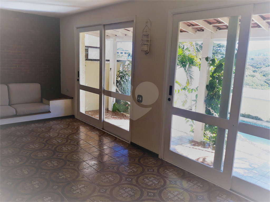 SOBRADO MARAVILHOSO NAS PALMAS DO TREMEMBÉ COM 3 SUITES COM ARMÁRIOS EMBUTIDOS, PISCINA, LAREIRA 