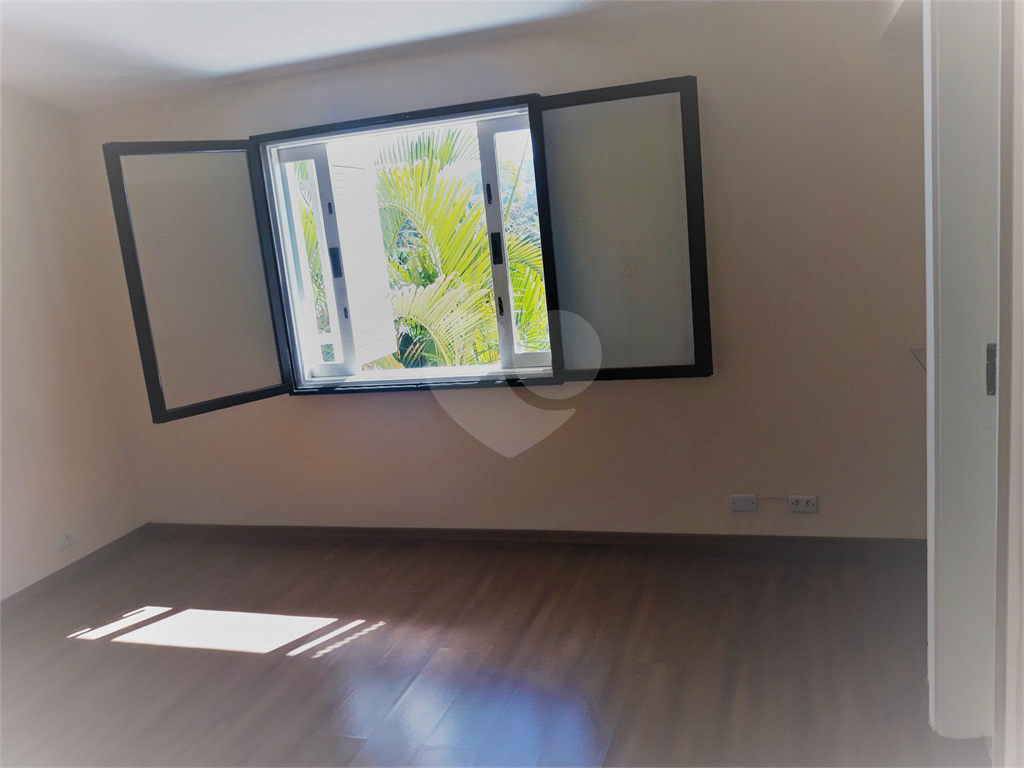 SOBRADO MARAVILHOSO NAS PALMAS DO TREMEMBÉ COM 3 SUITES COM ARMÁRIOS EMBUTIDOS, PISCINA, LAREIRA 