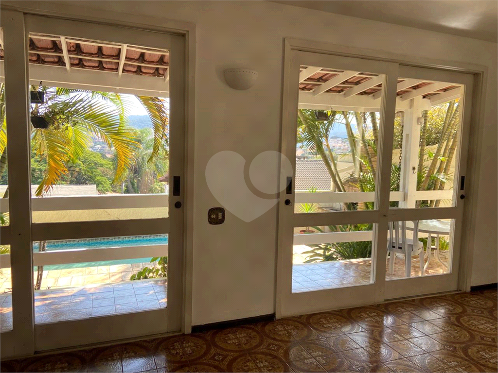 SOBRADO MARAVILHOSO NAS PALMAS DO TREMEMBÉ COM 3 SUITES COM ARMÁRIOS EMBUTIDOS, PISCINA, LAREIRA 