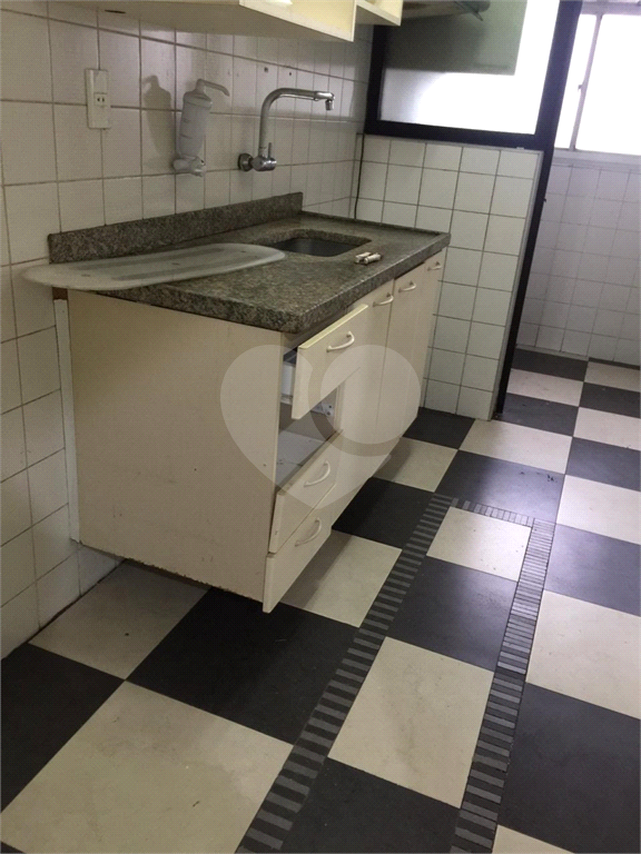 APARTAMENTO em CENTRO
