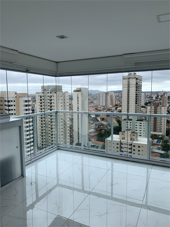 O apto tem 95 mts2, com sala integrada com a cozinha e varanda com churrasqueira; 2 dormitórios.