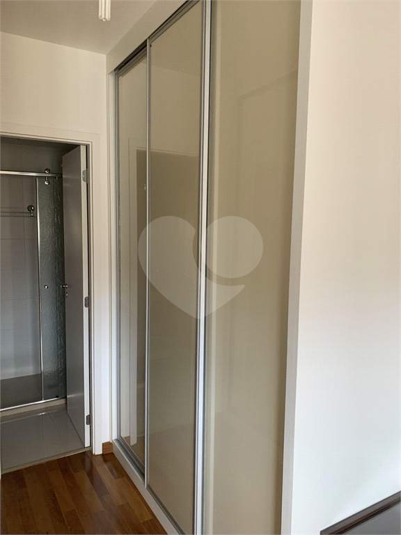 O apto tem 95 mts2, com sala integrada com a cozinha e varanda com churrasqueira; 2 dormitórios.