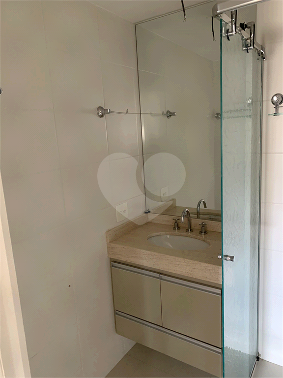 O apto tem 95 mts2, com sala integrada com a cozinha e varanda com churrasqueira; 2 dormitórios.