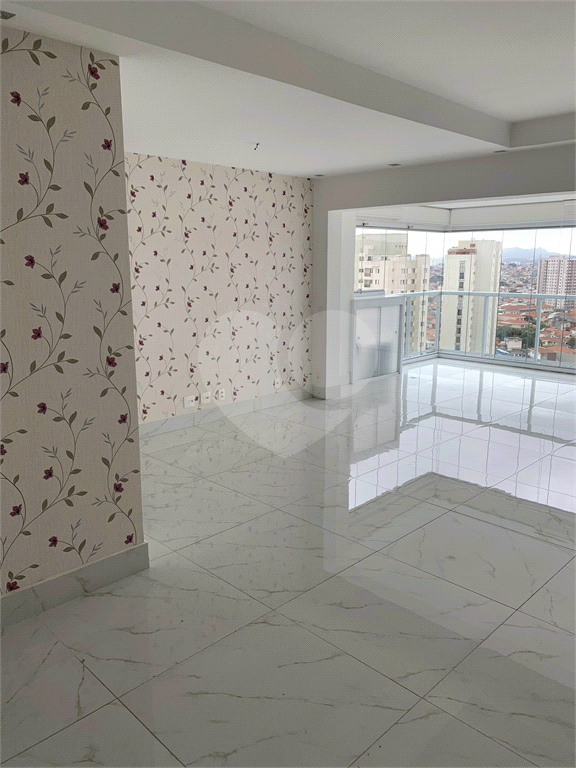O apto tem 95 mts2, com sala integrada com a cozinha e varanda com churrasqueira; 2 dormitórios.