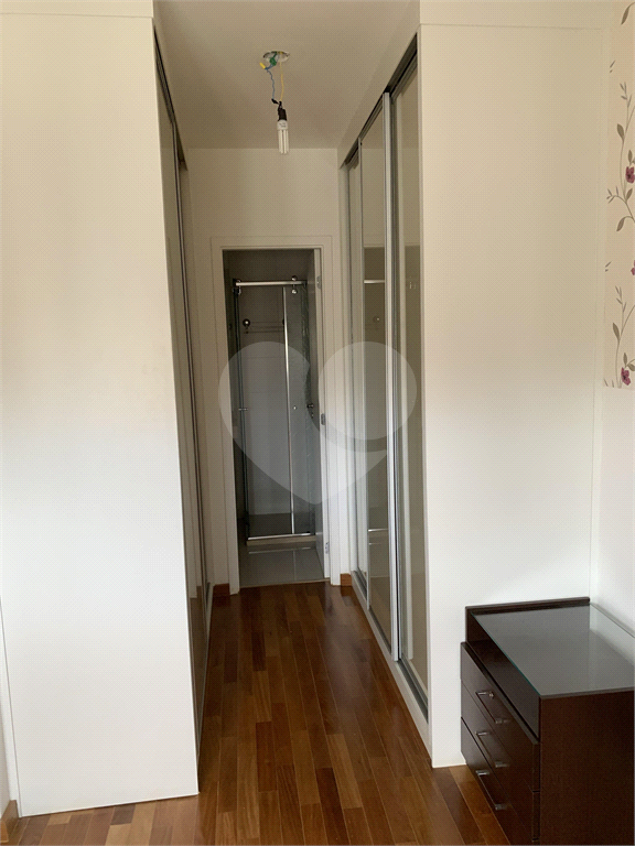 O apto tem 95 mts2, com sala integrada com a cozinha e varanda com churrasqueira; 2 dormitórios.