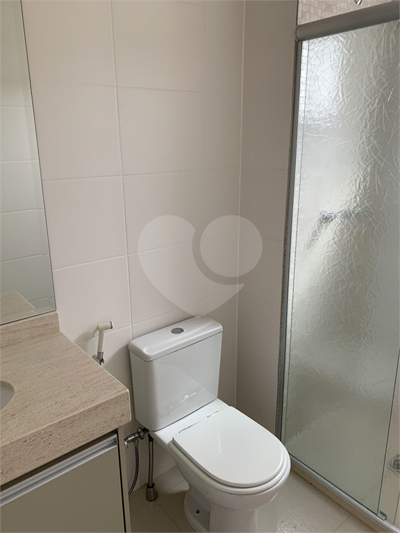 O apto tem 95 mts2, com sala integrada com a cozinha e varanda com churrasqueira; 2 dormitórios.