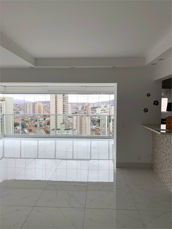 O apto tem 95 mts2, com sala integrada com a cozinha e varanda com churrasqueira; 2 dormitórios.