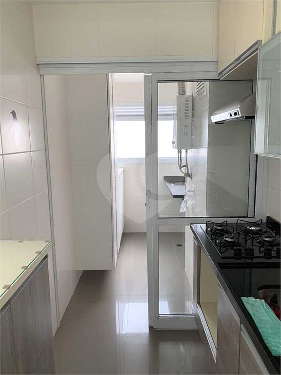 O apto tem 95 mts2, com sala integrada com a cozinha e varanda com churrasqueira; 2 dormitórios.