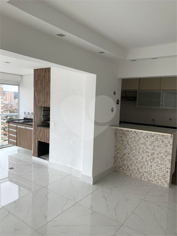 O apto tem 95 mts2, com sala integrada com a cozinha e varanda com churrasqueira; 2 dormitórios.