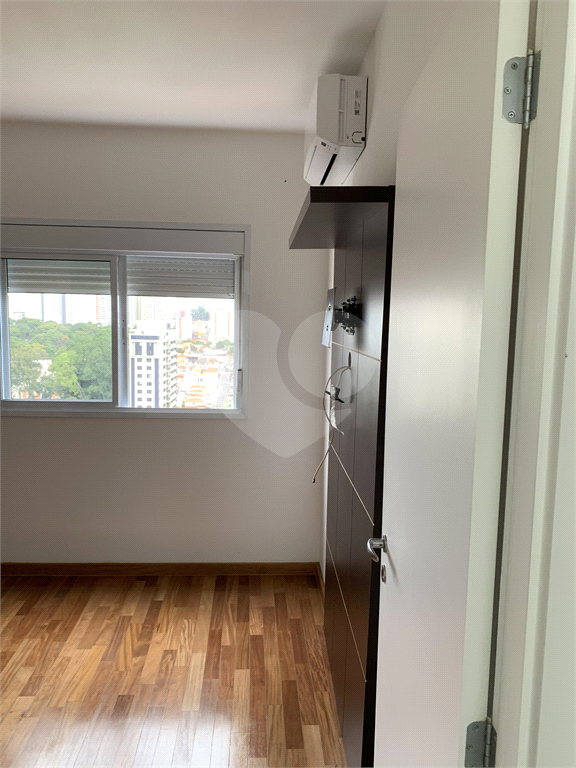 O apto tem 95 mts2, com sala integrada com a cozinha e varanda com churrasqueira; 2 dormitórios.