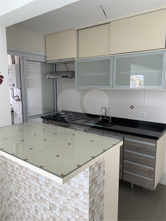 O apto tem 95 mts2, com sala integrada com a cozinha e varanda com churrasqueira; 2 dormitórios.