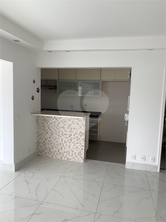 O apto tem 95 mts2, com sala integrada com a cozinha e varanda com churrasqueira; 2 dormitórios.