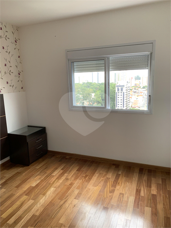 O apto tem 95 mts2, com sala integrada com a cozinha e varanda com churrasqueira; 2 dormitórios.