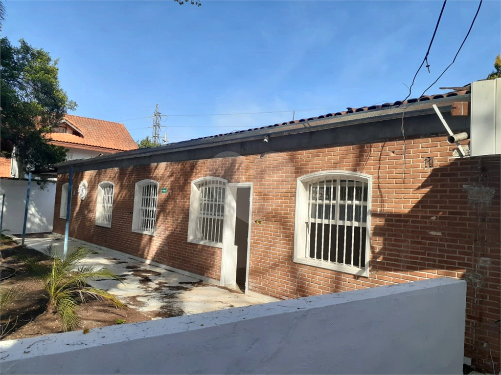 Casa com excelente terreno no Alto de Pinheiros