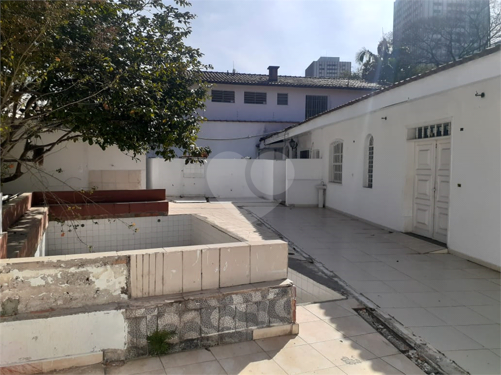 Casa com excelente terreno no Alto de Pinheiros