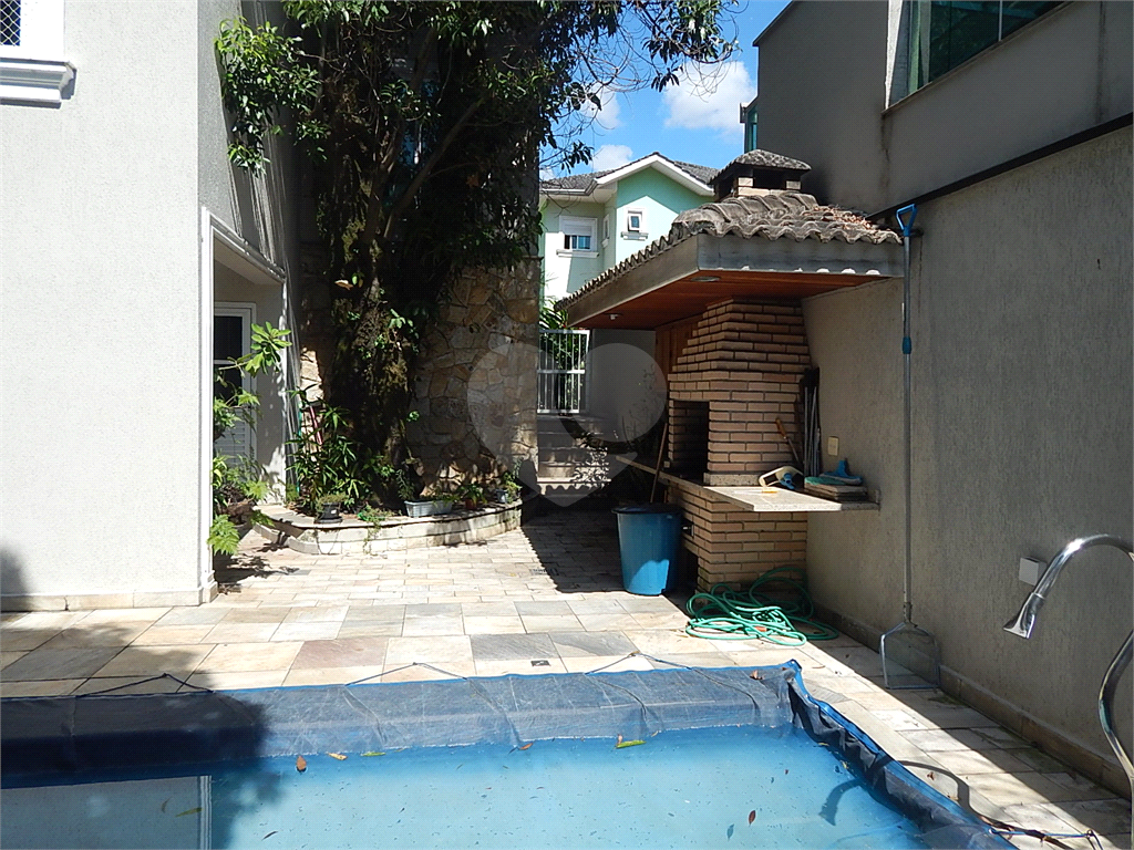 Casa em condomínio fechado no Jardim Floresta, 3 suítes, área gourmet, piscina, 4 vagas.