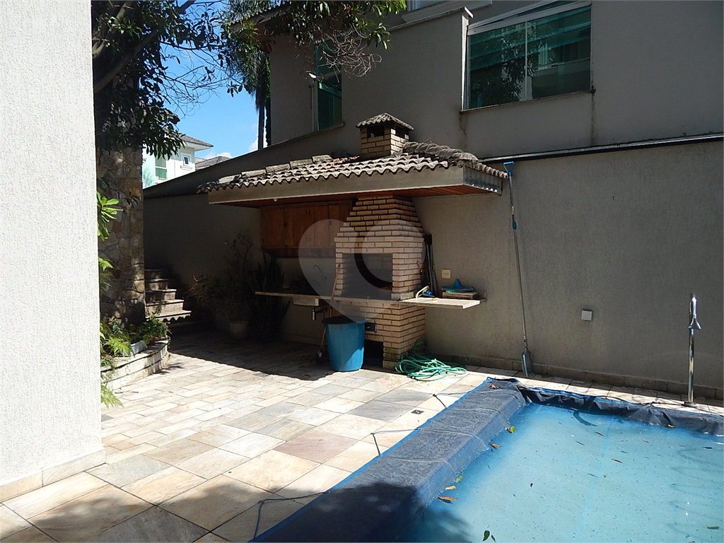 Casa em condomínio fechado no Jardim Floresta, 3 suítes, área gourmet, piscina, 4 vagas.