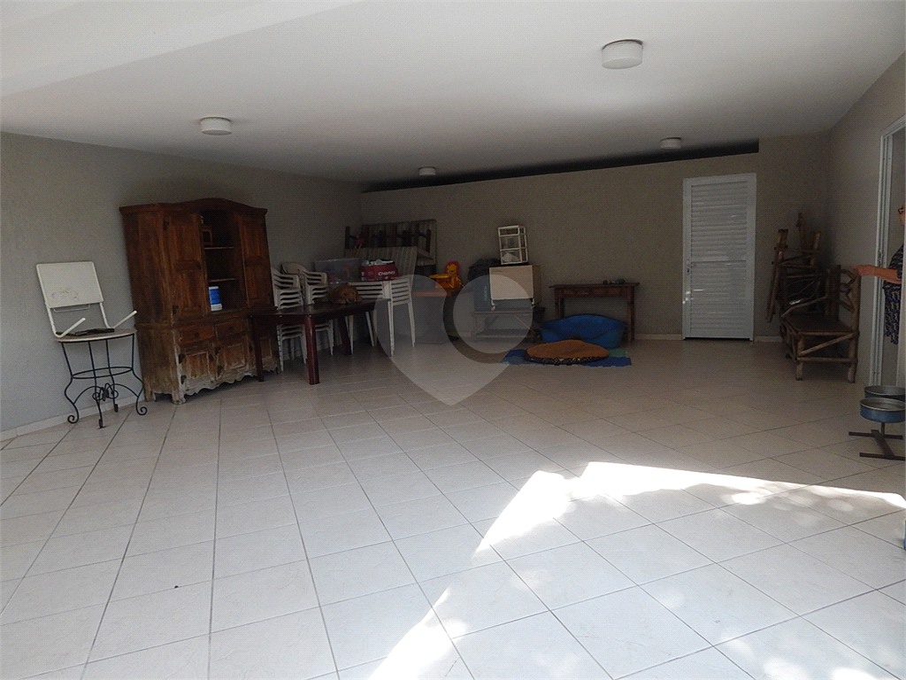 Casa em condomínio fechado no Jardim Floresta, 3 suítes, área gourmet, piscina, 4 vagas.