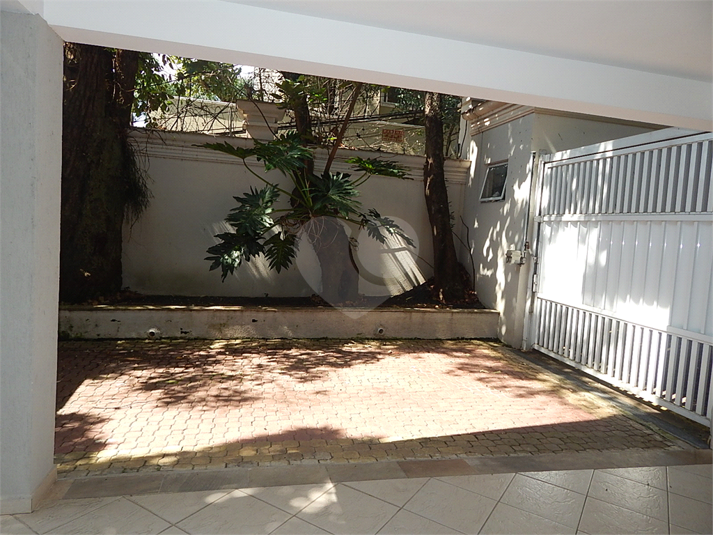 Casa em condomínio fechado no Jardim Floresta, 3 suítes, área gourmet, piscina, 4 vagas.