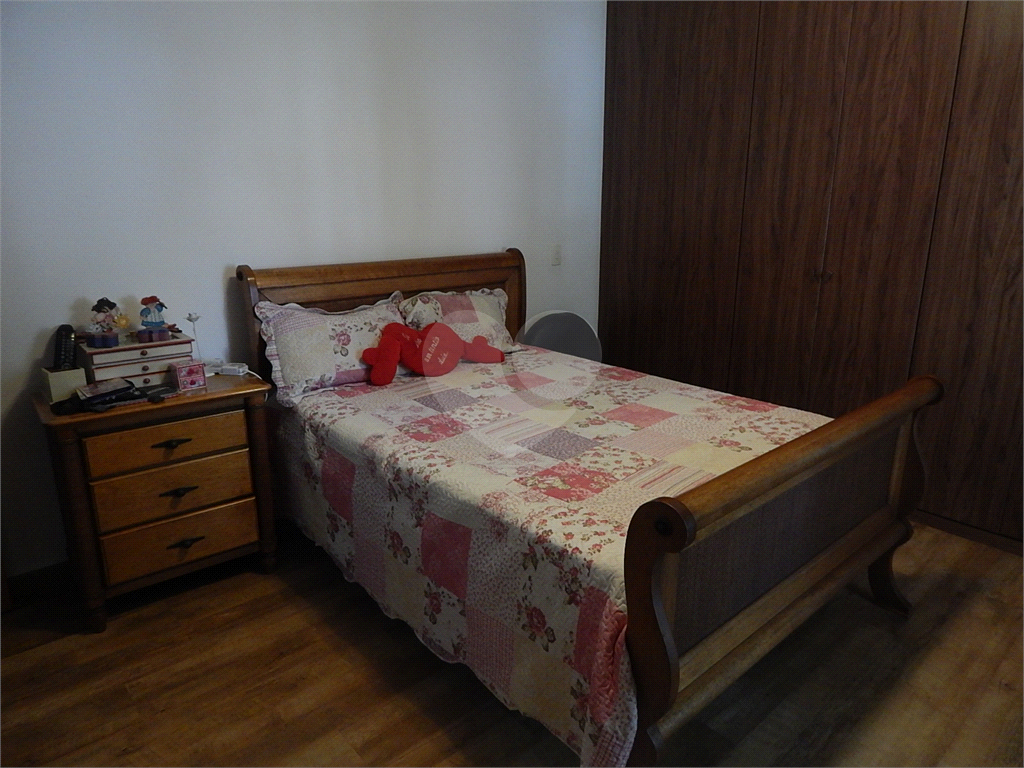 Casa em condomínio fechado no Jardim Floresta, 3 suítes, área gourmet, piscina, 4 vagas.