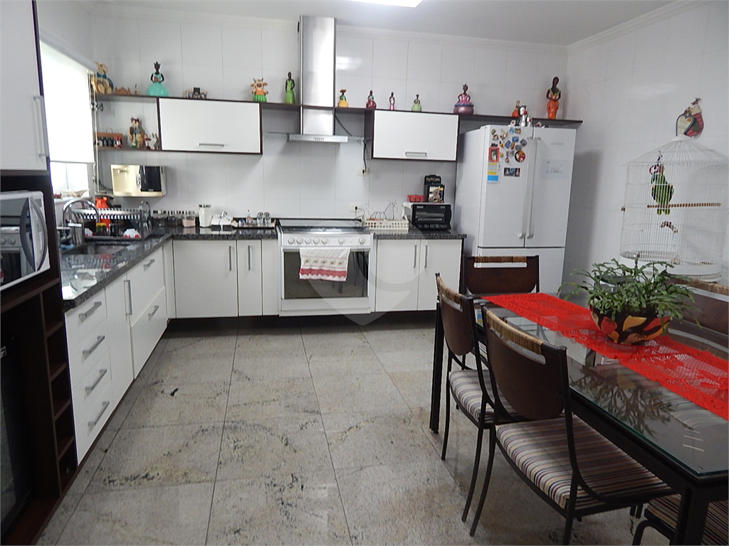 Casa em condomínio fechado no Jardim Floresta, 3 suítes, área gourmet, piscina, 4 vagas.