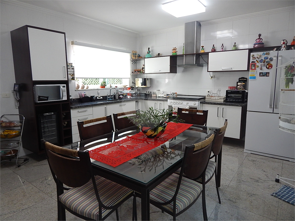 Casa em condomínio fechado no Jardim Floresta, 3 suítes, área gourmet, piscina, 4 vagas.