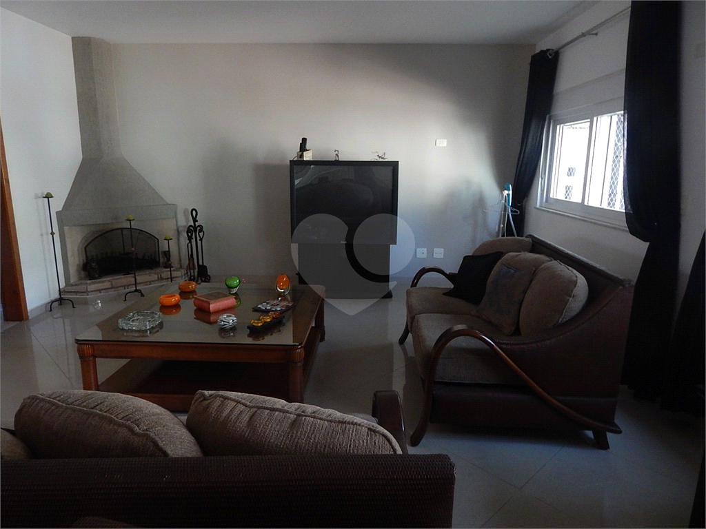 Casa em condomínio fechado no Jardim Floresta, 3 suítes, área gourmet, piscina, 4 vagas.