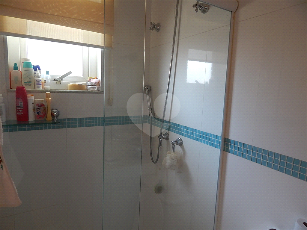 Casa em condomínio fechado no Jardim Floresta, 3 suítes, área gourmet, piscina, 4 vagas.