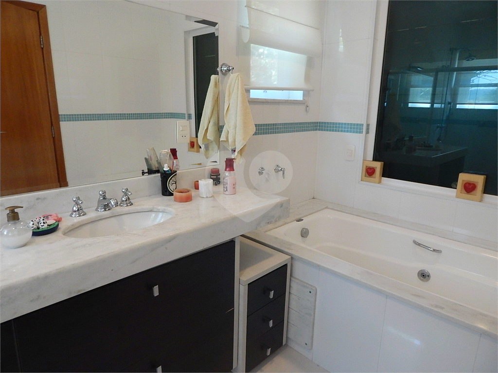 Casa em condomínio fechado no Jardim Floresta, 3 suítes, área gourmet, piscina, 4 vagas.