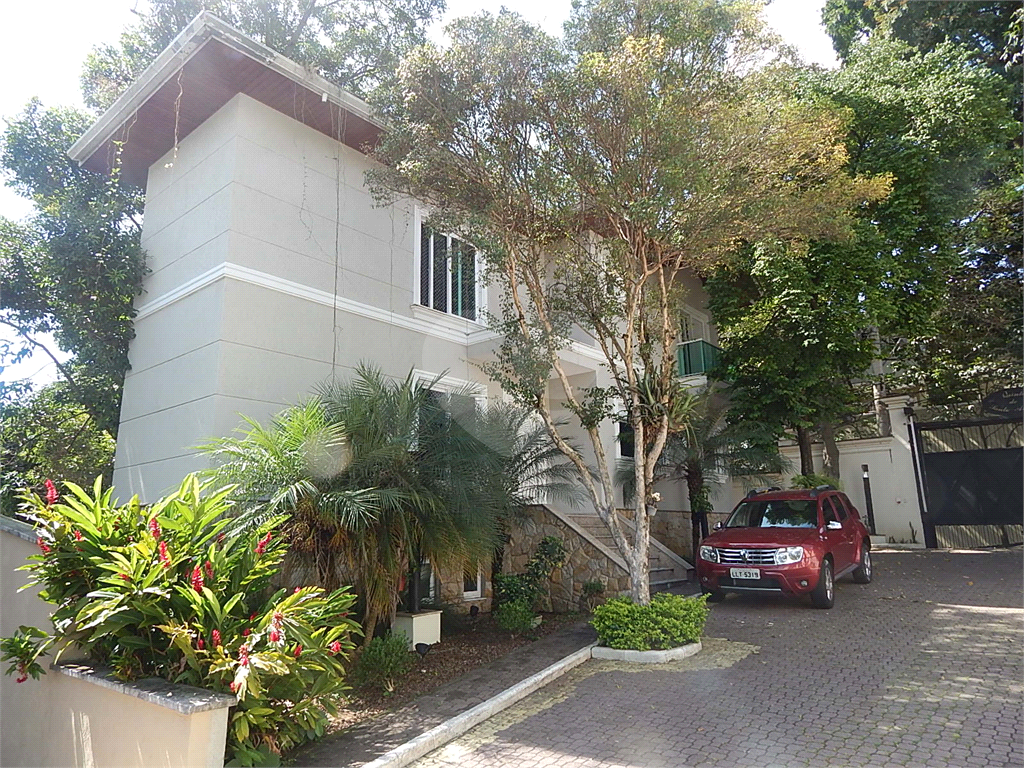 Casa em condomínio fechado no Jardim Floresta, 3 suítes, área gourmet, piscina, 4 vagas.