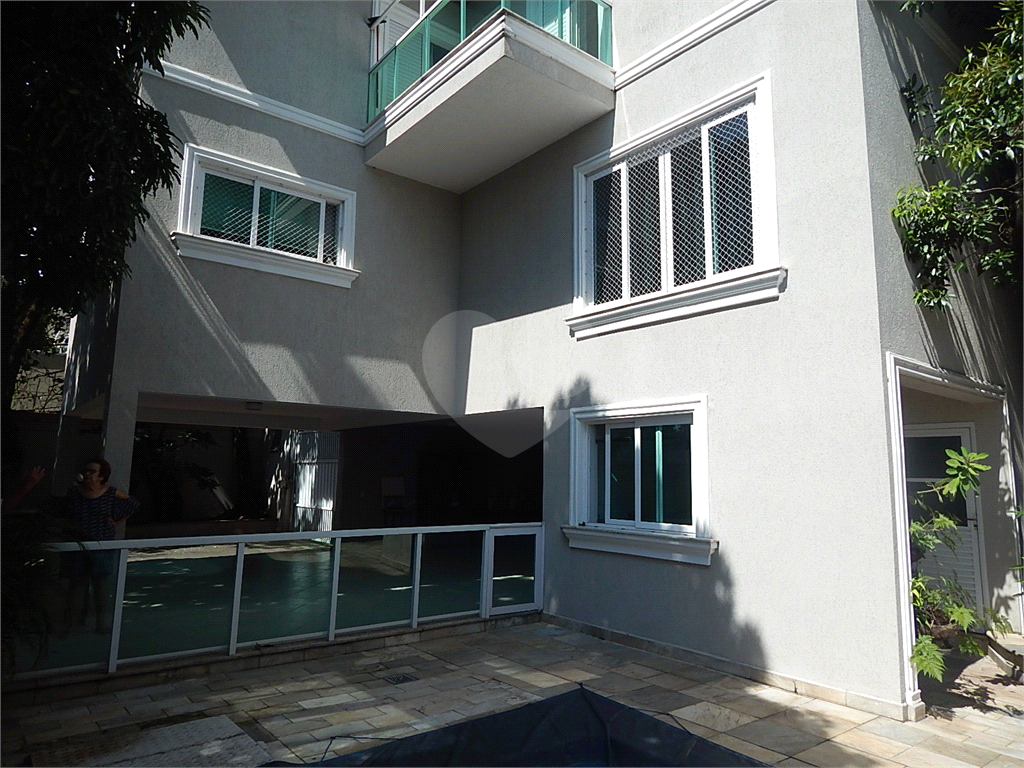 Casa em condomínio fechado no Jardim Floresta, 3 suítes, área gourmet, piscina, 4 vagas.