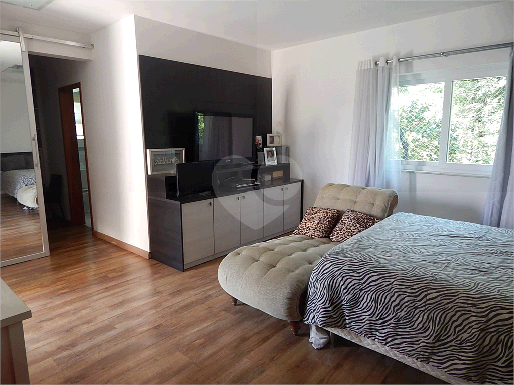 Casa em condomínio fechado no Jardim Floresta, 3 suítes, área gourmet, piscina, 4 vagas.
