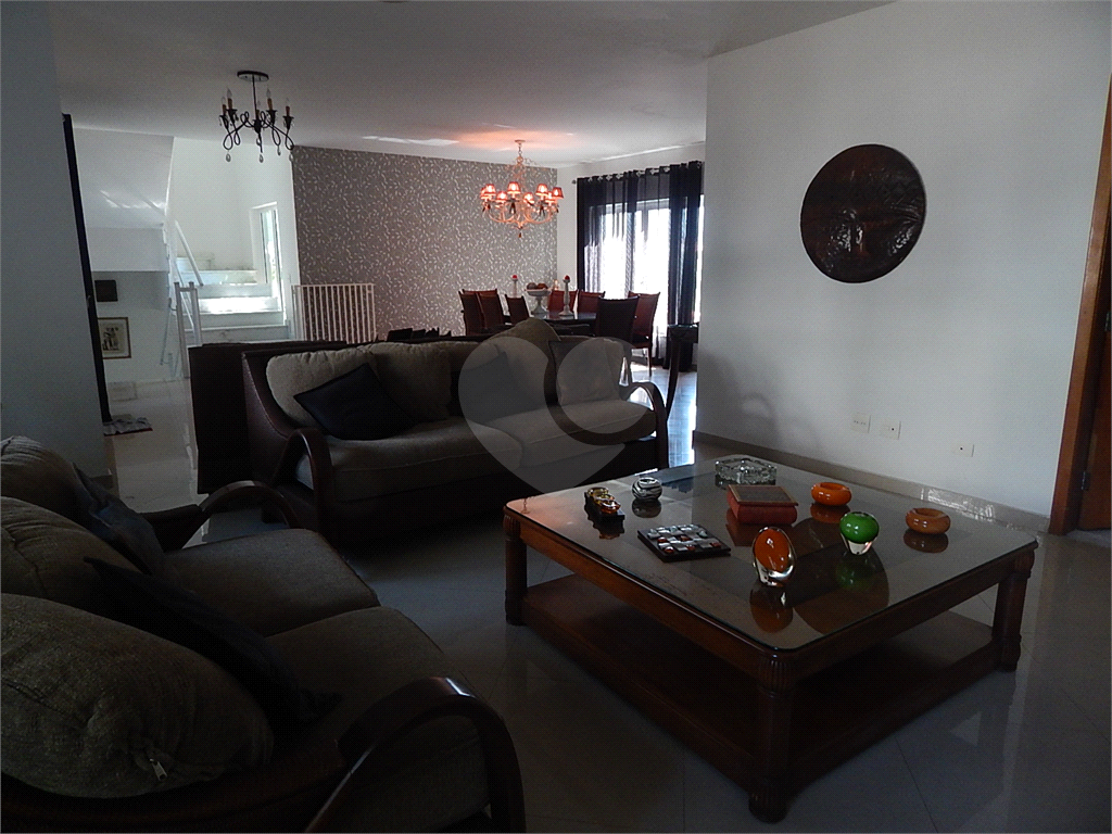 Casa em condomínio fechado no Jardim Floresta, 3 suítes, área gourmet, piscina, 4 vagas.
